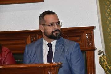 El periodista teldense Gaumet Florido leyó este jueves en el Pleno municipal el Manifiesto Institucional por el Día Internacional de las Mujeres (Foto TA y Francisco J. Santana)